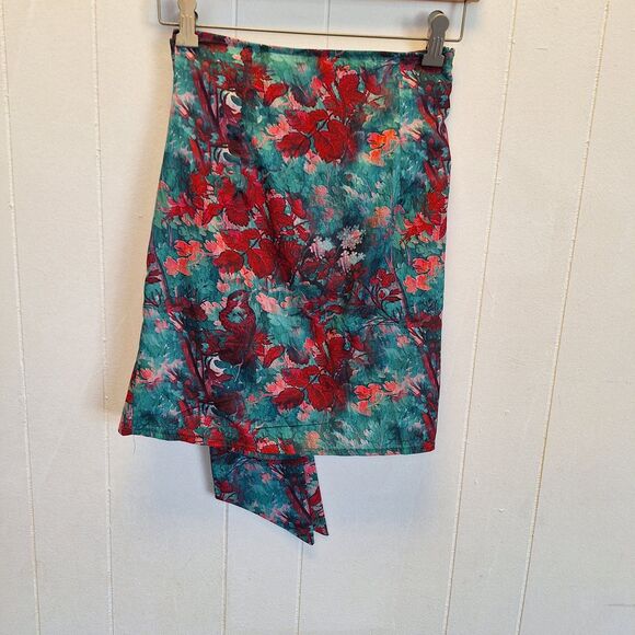 PrettyLittleThing Mini Skirt Floral Size 2  NWT‎ - Picture 2 of 7